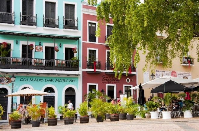 Разноцветные фасады и аккуратная белая лепнина вот что украшает улочки Сан Хуана а обилие вазонов с цветами и клумб придаёт этим местам живописности