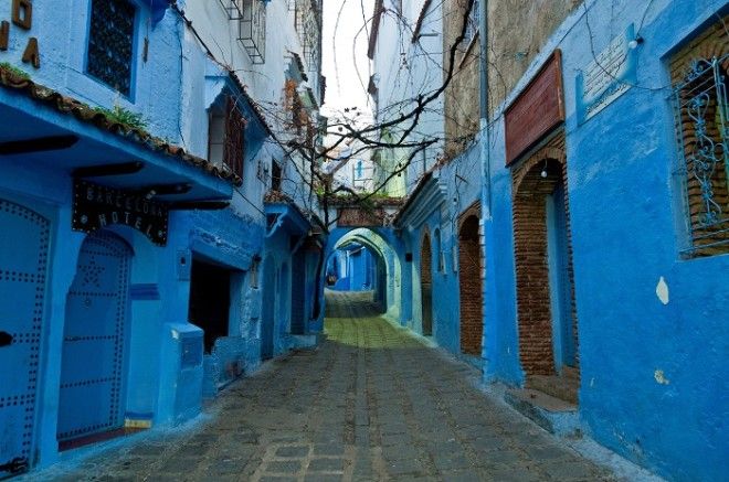 Вид на одну из многочисленных раскрашенных в синий цвет улиц