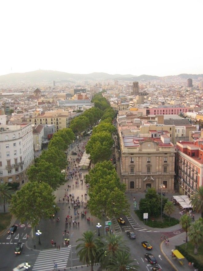 Пешеходная улица столицы Каталонии где каждый шаг по ней будоражит впечатлительного туриста