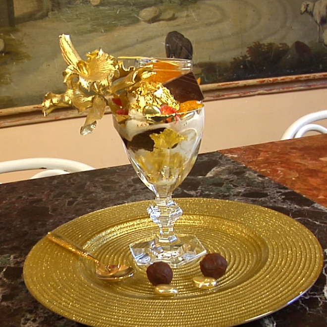 The Golden Opulence Sundae мороженое