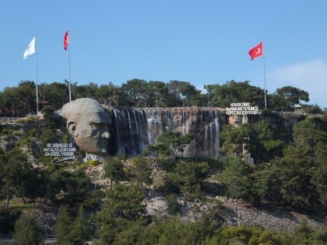 Голова основателя Турецкой републики Мустафы Кемаля Ататюрка в Анталии Турция Скульптуры интересное скалы