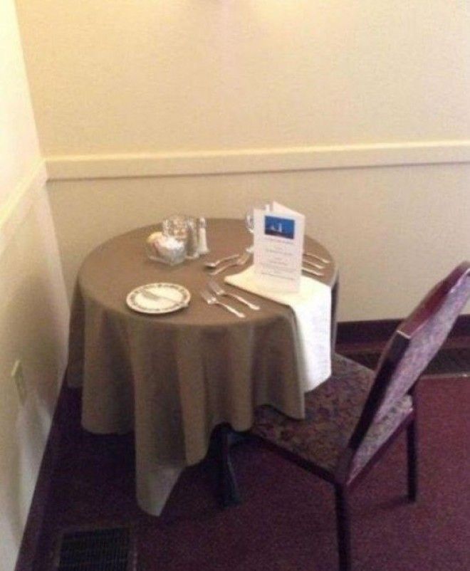 Если вы устали от людей то вас ждут здесь интересно интроверт ресторан сам с собой