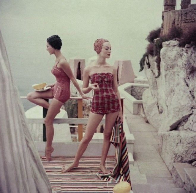 Модели в модных клетчатых купальниках кушающие дыню 1960е годы