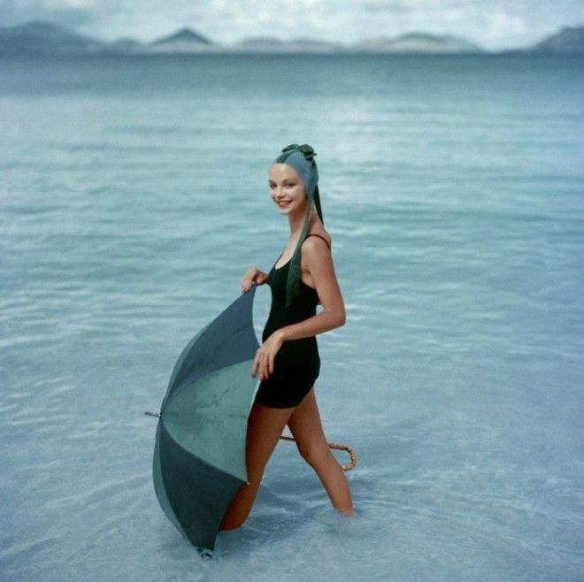 Модель в модном купальнике с зонтом 1950е годы