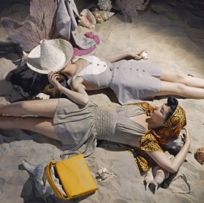 Две девушки загорающие на пляже в модных платьях 1960е годы