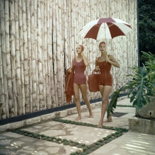 Две модницы в красных купальниках идущие с пляжа 1960е годы 