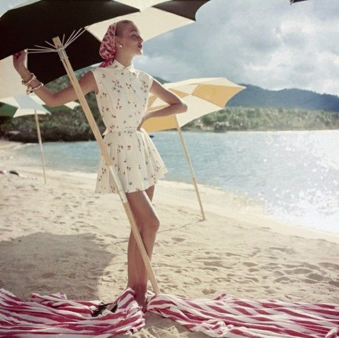 Модница в летнем платье под зонтом на пляже 1960е годы