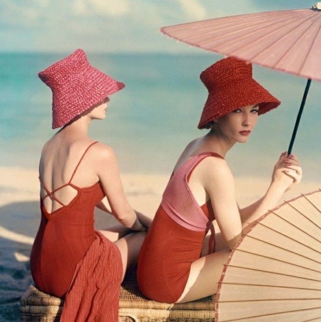 Две девушки в красных купальниках под зонтом 1950е годы 