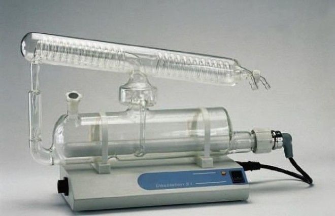 Лабораторный дистиллятор для получения дистиллированной воды Производит такой прибор порядка 3 литров в час в принципе можно установить его и дома Только зачем