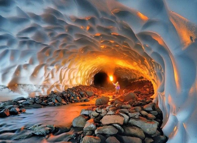 11 Лед и пламя столкнулись в снежном тоннеле неподалеку от Мутновского вулкана на Камчатке интересное фотография