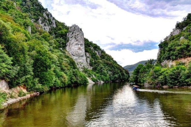 Статуя Децебала самый большой монумент в Европе 40 м высота и 25 м ширина высеченный из монолитной скалы расположен на границе Румынии и Сербии Скульптуры интересное скалы