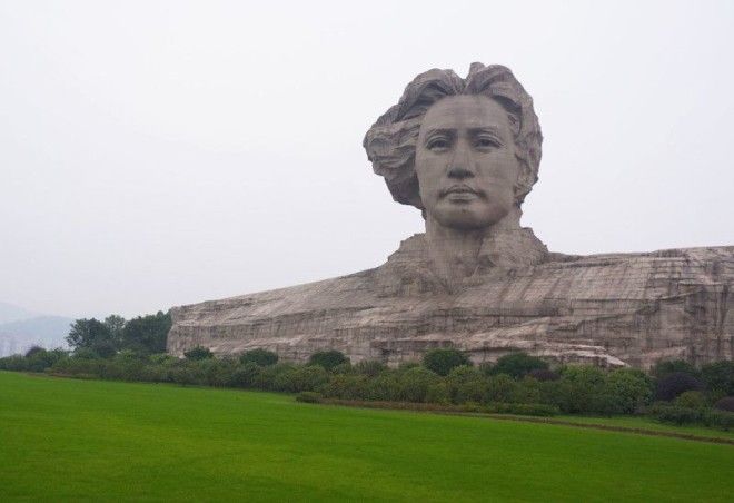 И одна не менее гигантская скульптура правда выложенная из гранитных кирпичей статуя Мао Цзэдуна высотой 32 метра и стоимость 35 миллионов долларов Скульптуры интересное скалы