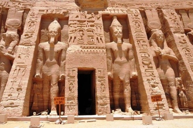  Громадные 20метровой высоты изваяния фараона Рамсеса II Великого обрамляющие вход в храм стали сегодня такими же символами Египта как пирамиды и сфинкс Скульптуры интересное скалы