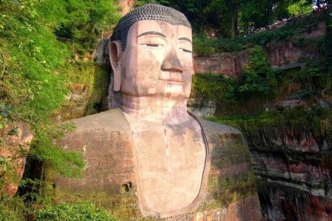 Высота статуи 70 метров длина пальца ноги 16 метров в эпоху средневековья тело Будды было скрыто под 13ярусным храмомтеремом но эта постройка сгорела во время пожара Скульптуры интересное скалы