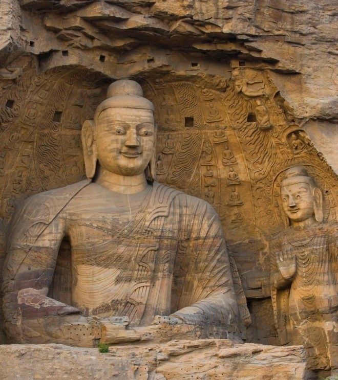 Гроты Юньган Yungang Shiku комплекс из 252 рукотворных пещер в 16 км к юговостоку от китайского города Датун провинция Шаньси Содержит до 51 000 изображений Будды некоторые из которых достигают 17 метров в высоту Скульптуры интересное скалы