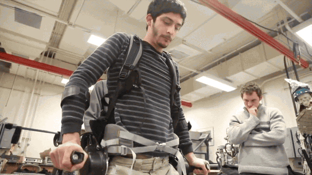 Американцы создали новый экзоскелет, позволяющий ходить людям с парализованными ногами