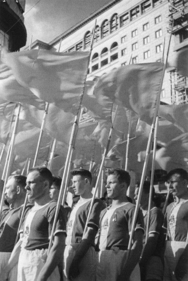 Спортсмены на первомайском параде в Москве СССР Москва 1937 год