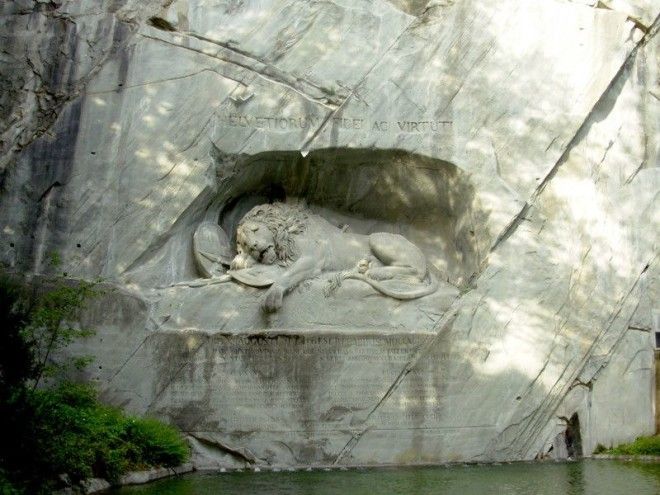 Длина статуи льва составляет впечатляющие 10 метров а высота 6 метров Скульптуры интересное скалы