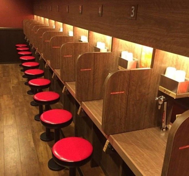2 Японская сеть ресторанов для интровертов появилась после того как владелец обедал со своими неряшливыми подругами которые не прикрывали рот во время еды интересно интроверт ресторан сам с собой