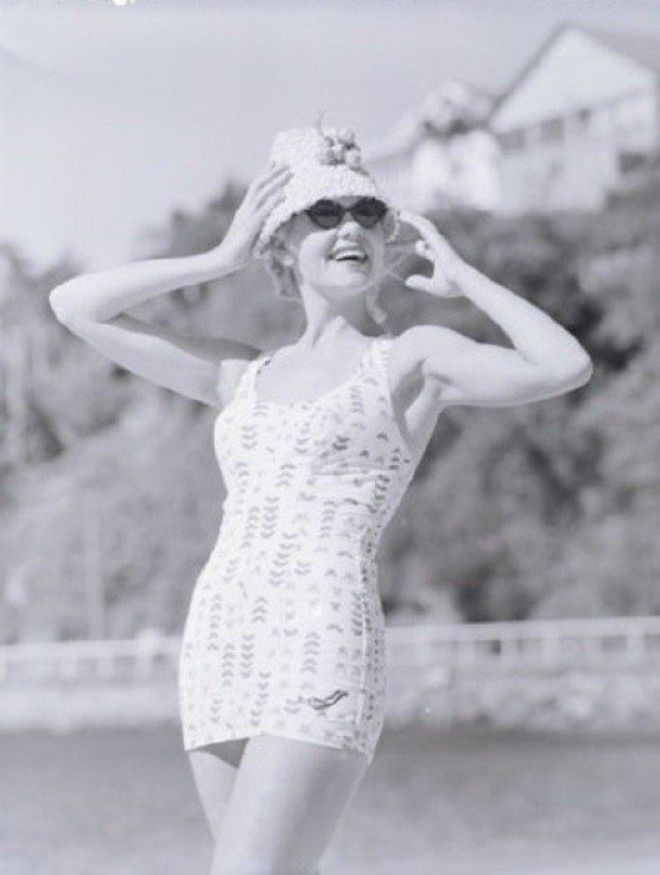 Женщина в модном купальнике 1960е годы 