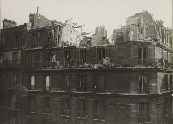 Разрушенные попаданием бомбы верхние этажи дома