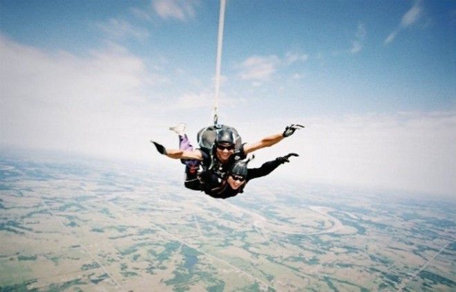 Преувеличенная опасность: прыжки с парашютом.