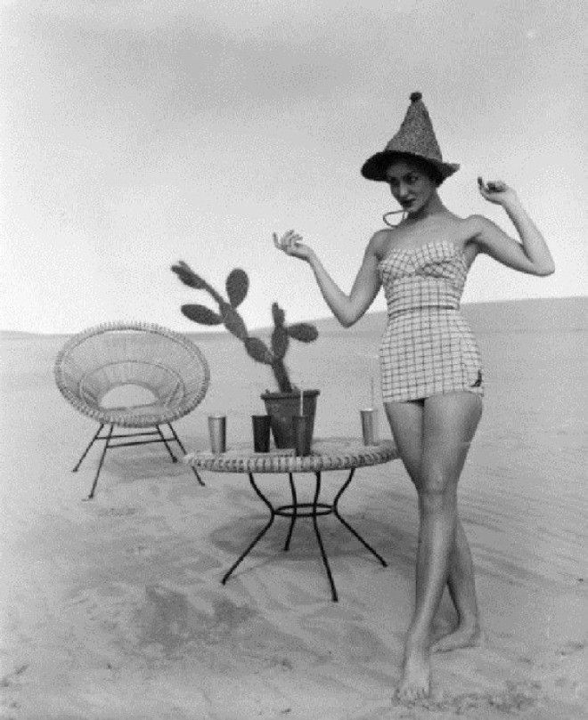 Девушка в купальнике по среди пустыни 1960е годы 