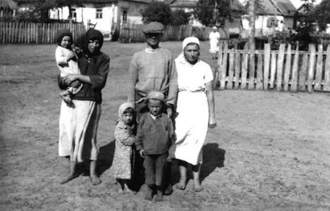 Жители советской деревни в объективе немецкого фотографа