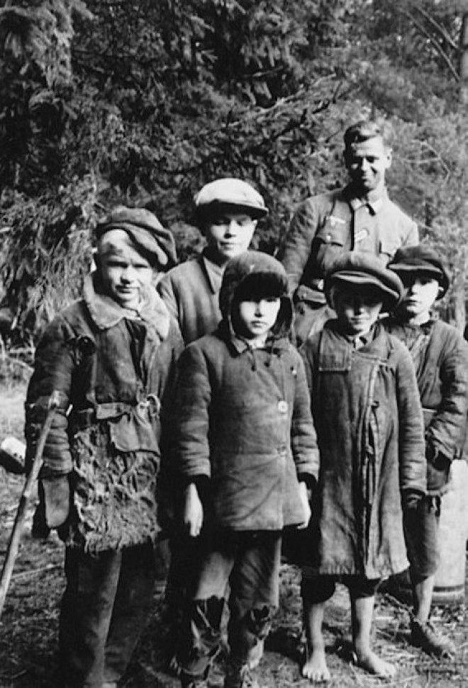 Немецкий солдат с деревенскими детьми