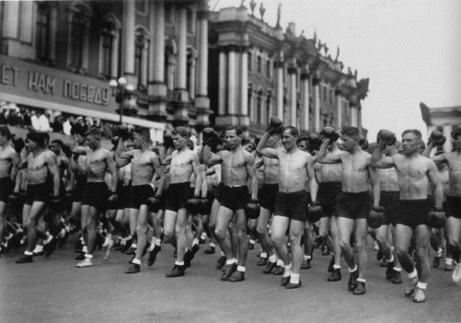 Боксеры во время парада физкультурников СССР Ленинград 1933 год