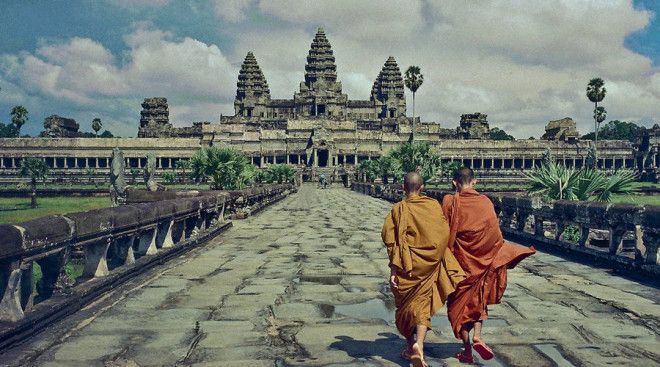АнгкорВат Камбоджа Конечно трудно назвать это городом в полной мере храмовый комплекс древней цивилизации заброшен очень давно И в скором времени его просто не останется на Земле если конечно местные власти не придумают как отвадить миллионы туристов