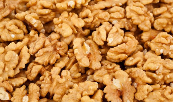 Орехи Медики из Китая уверяют что каждый человек должен включить в свой рацион обыкновенные грецкие орехи Содержащиеся в них антиоксиданты и омега3 жирные кислоты снижают риск инсульта и подавляют риск развития раковых клеток
