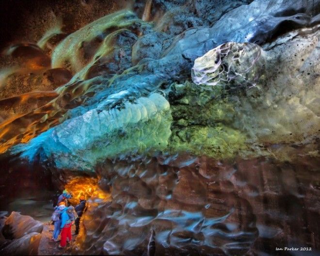 Опасная красота ледяных пещер Исландии