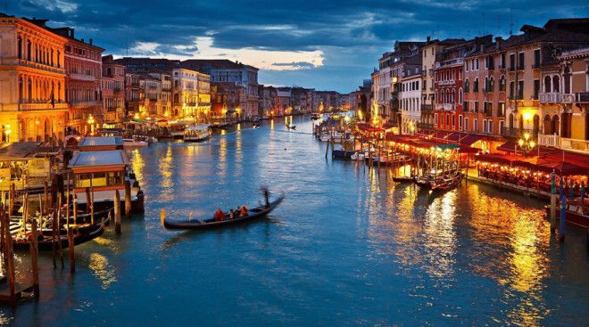 Венеция Италия Индустрия туризма здесь просто захватила город Насколько это плохо Ну за последние 30 лет Венеция потеряла половину своего постоянного населения Весь город стал огромной туристической ловушкой
