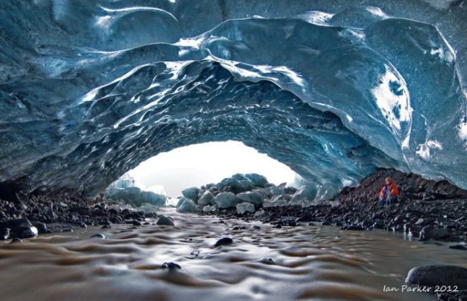 Опасная красота ледяных пещер Исландии