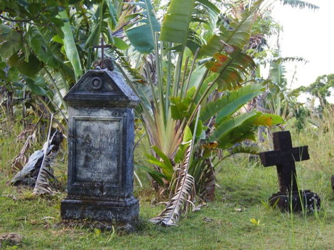 Сохранившиеся надгробия на пиратском кладбище Фото commonswikimediaorg