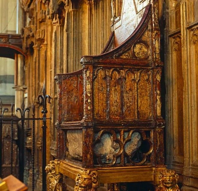 Камень Судьбы в Коронационном троне в Вестминстерском аббатстве