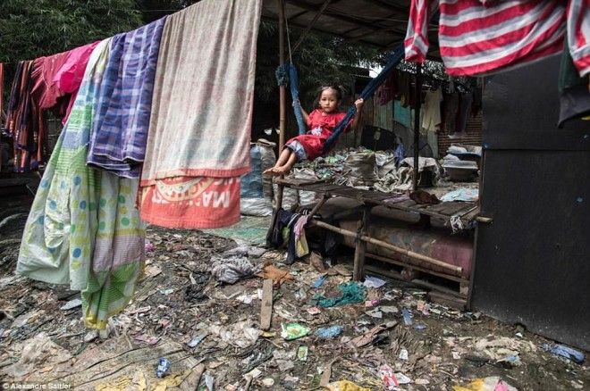 Гигантская свалка в Индонезии — дом нескольких тысяч семей