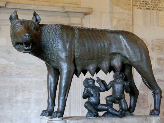 Капитолийская волчица и римские близнецы Ромул и Рем
