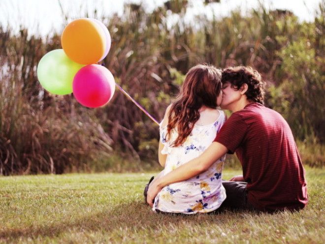 Влюблённые парень и девушка с воздушными шарами