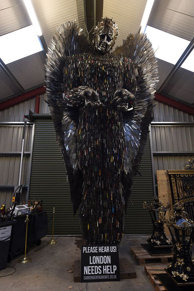 Ангел из 100 тысяч ножей от британского скульптора
