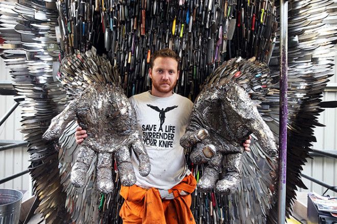 Ангел из 100 тысяч ножей от британского скульптора