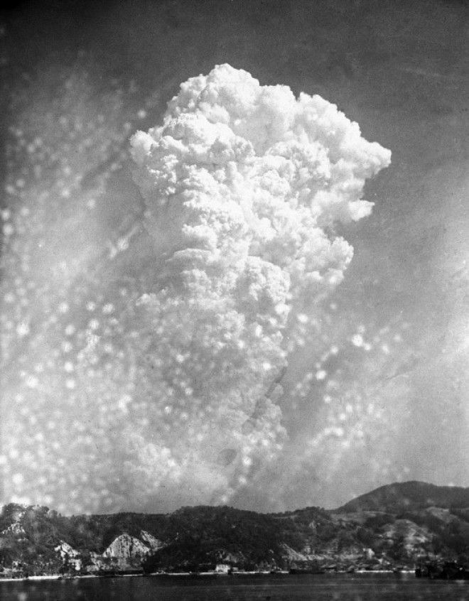 Вид на гриб от атомного взрыва в Хиросиме с расстояния примерно в 20 км с военноморского арсенала в Курэ 