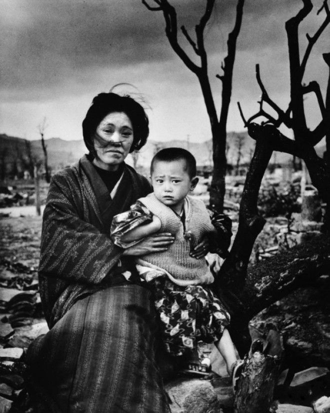 Японская женщина со своим сыном на фоне разрушенной Хиросимы в декабре 1945 года