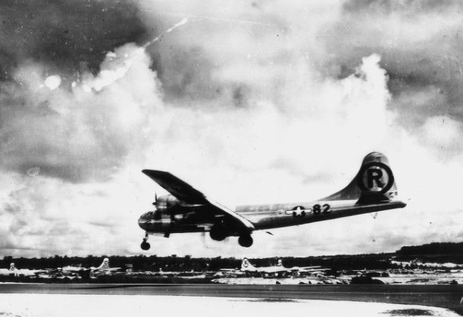  Американский бомбардировщик В29 Энола Гэй совершает посадку после возвращения с атомной бомбардировки Хиросимы