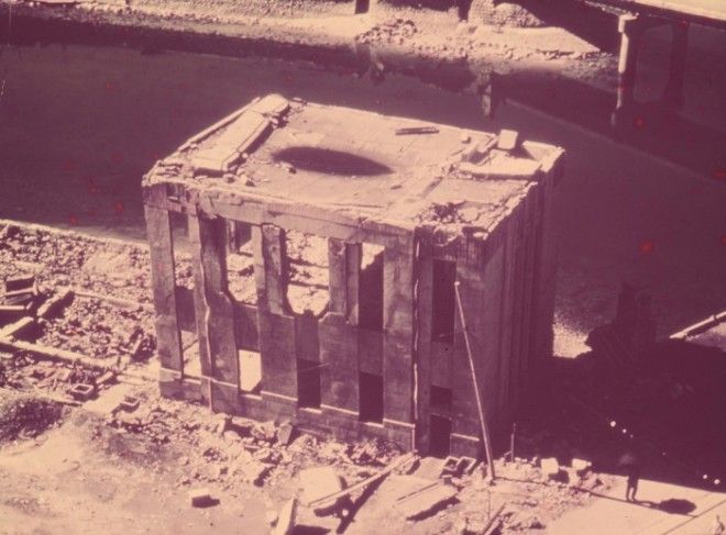 Разрушенное в результате атомной бомбардировки здание на набережной Хиросимы в 1945 году