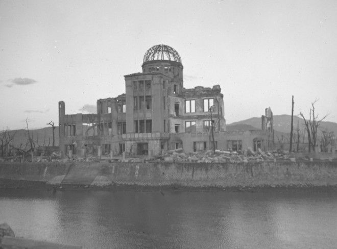 Одно из немногих уцелевших зданий в Хиросиме после атомного взрыва 6 августа 1945 года 