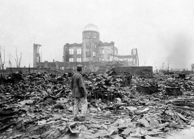Военный корреспондент союзников на улице разрушенного города Хиросима у Выставочного центра Торговопромышленной палаты примерно через месяц после атомной бомбардировки в сентябре 1945 года