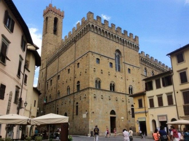 Общественное укрепленное здание в Средние века служило тюрьмой но с 1865 года стало музеем где демонстрируются сокровища итальянской скульптуры 1417 веков