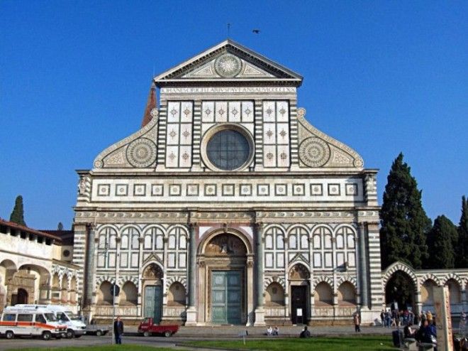 Главная доминиканская церковь города с кружевным фасадом была построена в 1415 веках став первой базиликой во Флоренции